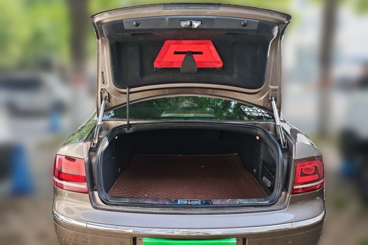 Used Volkswagen Phaeton 2012 3.0L Business Edition Trunk