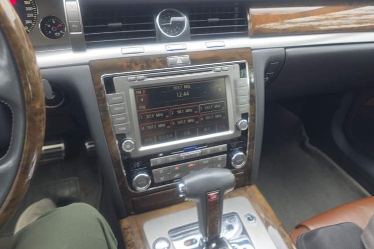 Used Volkswagen Phaeton 2012 3.6L Deluxe Custom Edition Audio And AC Panel