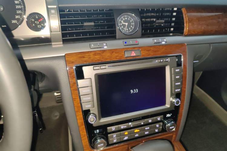 Used Volkswagen Phaeton 2012 3.0L Business Edition Audio And AC Panel