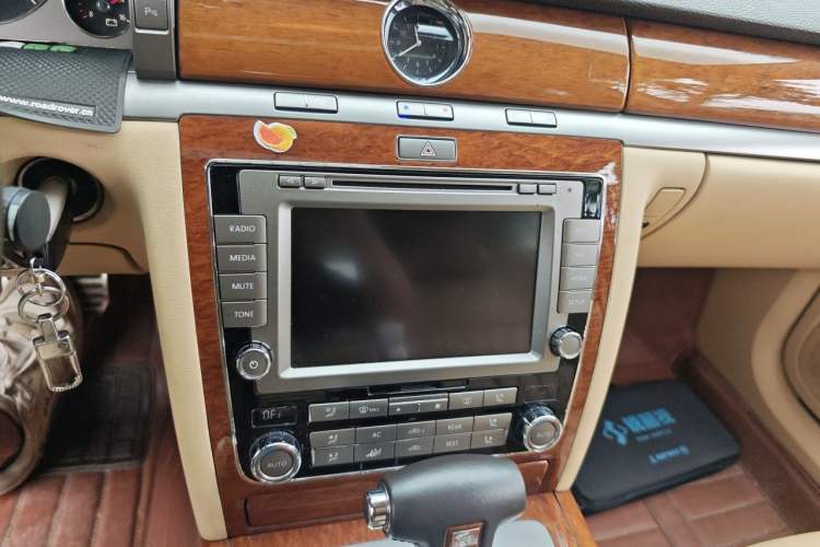Used Volkswagen Phaeton 2012 3.0L Business Edition Audio And AC Panel