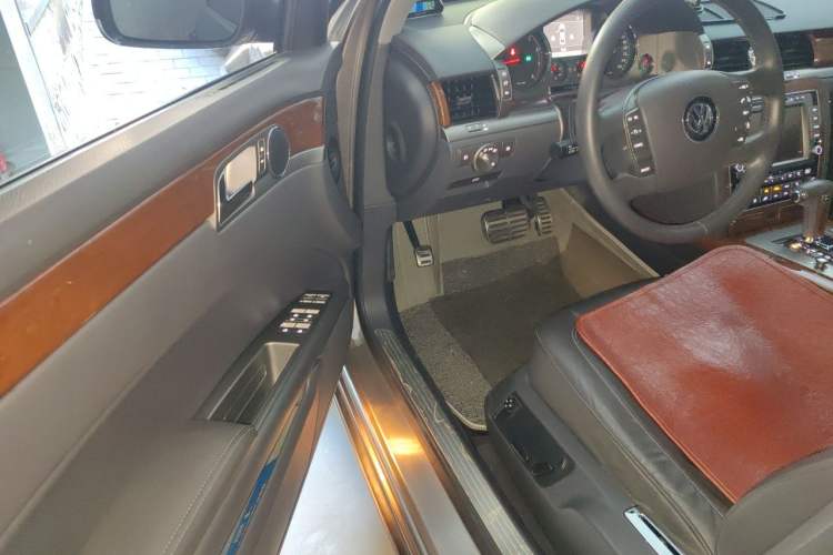 Used Volkswagen Phaeton 2012 3.0L Business Edition Driver Seat