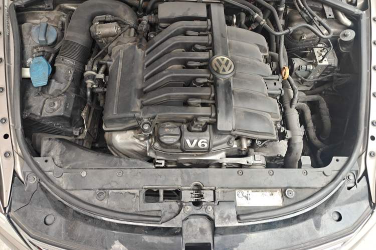 Used Volkswagen Phaeton 2012 3.0L Business Edition Engine Bay