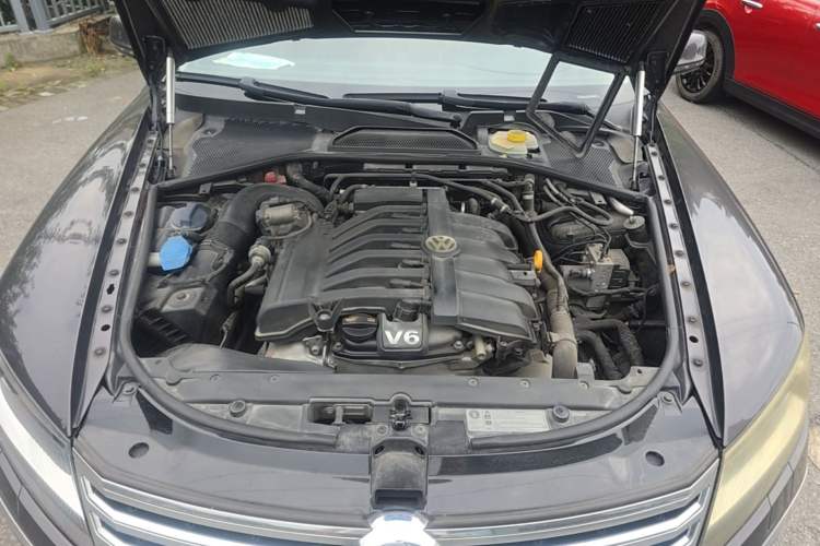 Used Volkswagen Phaeton 2012 3.6L Deluxe Custom Edition Engine Bay