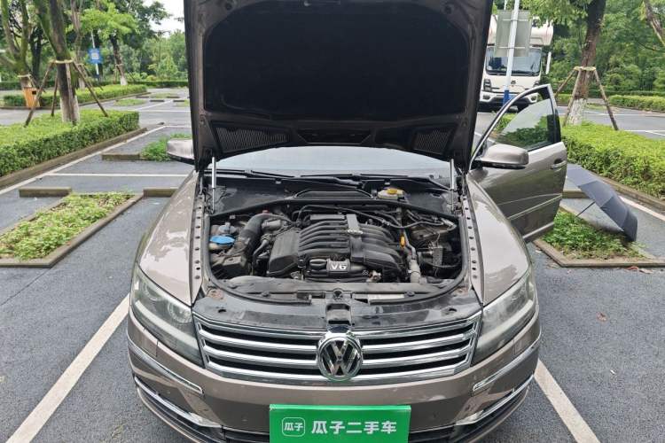 Used Volkswagen Phaeton 2012 3.0L Business Edition Engine Bay