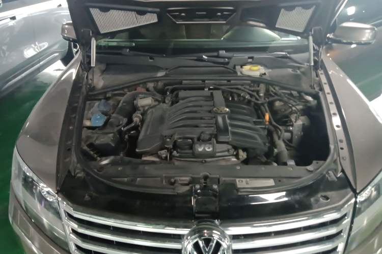 Used Volkswagen Phaeton 2012 3.6L Deluxe Custom Edition Engine Bay