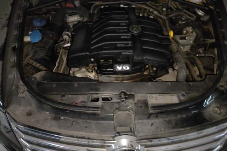 Used Volkswagen Phaeton 2012 3.0L Business Edition Engine Bay