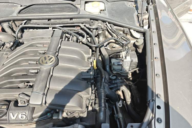 Used Volkswagen Phaeton 2012 3.6L Deluxe Custom Edition Engine Bay Left