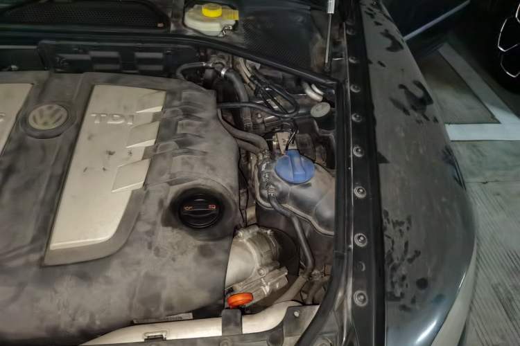 Used Volkswagen Phaeton 2012 3.0TDI Executive Version Engine Bay Left