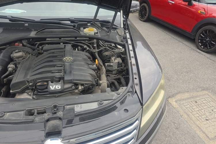 Used Volkswagen Phaeton 2012 3.6L Deluxe Custom Edition Engine Bay Left