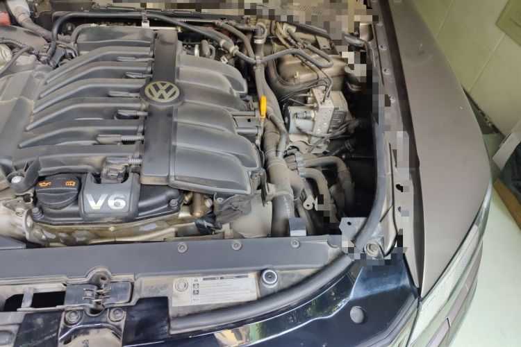 Used Volkswagen Phaeton 2012 3.0L Business Edition Engine Bay Left