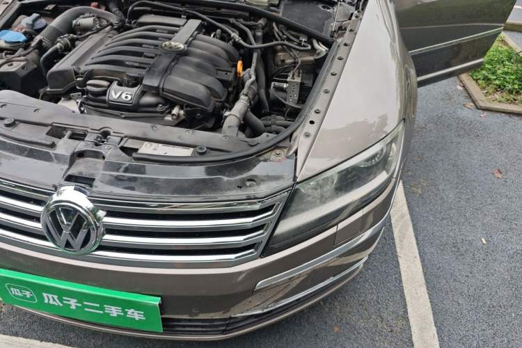 Used Volkswagen Phaeton 2012 3.0L Business Edition Engine Bay Left