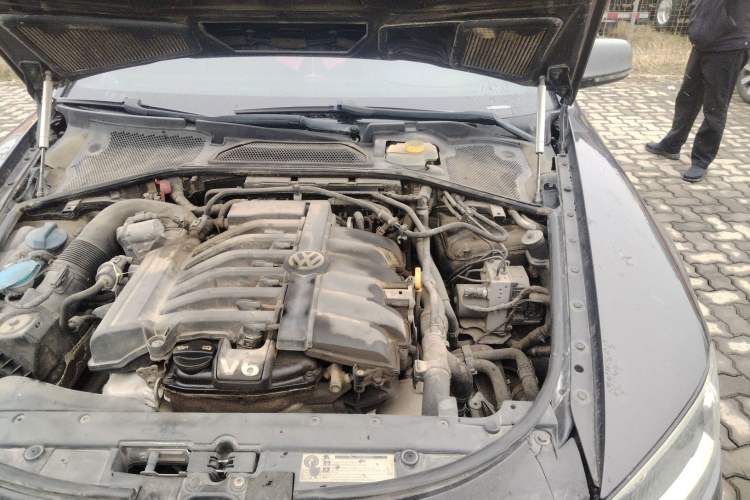 Used Volkswagen Phaeton 2012 3.0L Executive Version Engine Bay Left