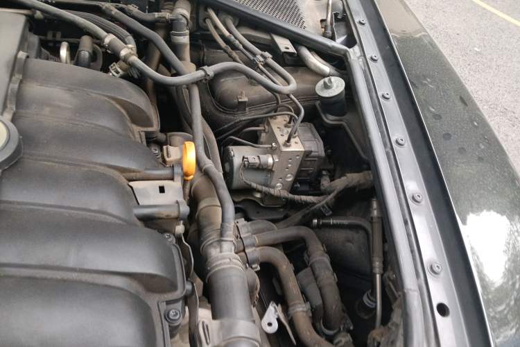 Used Volkswagen Phaeton 2012 3.0L Elite Custom Edition Engine Bay Left