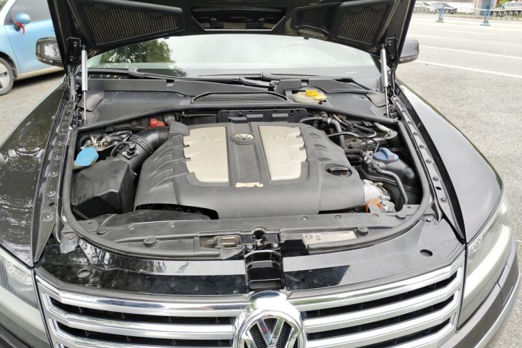Used Volkswagen Phaeton 2012 3.0TDI Elite Custom Edition Engine Bay