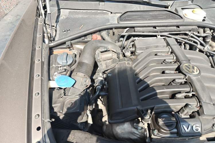 Used Volkswagen Phaeton 2012 3.6L Deluxe Custom Edition Engine Bay Right