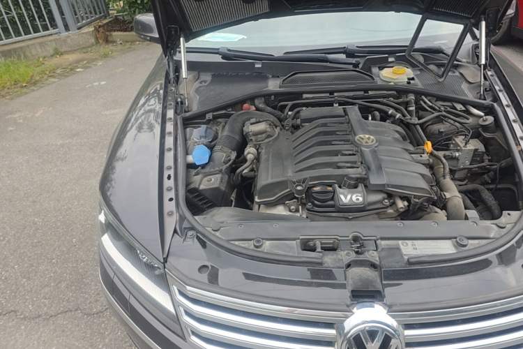 Used Volkswagen Phaeton 2012 3.6L Deluxe Custom Edition Engine Bay Right