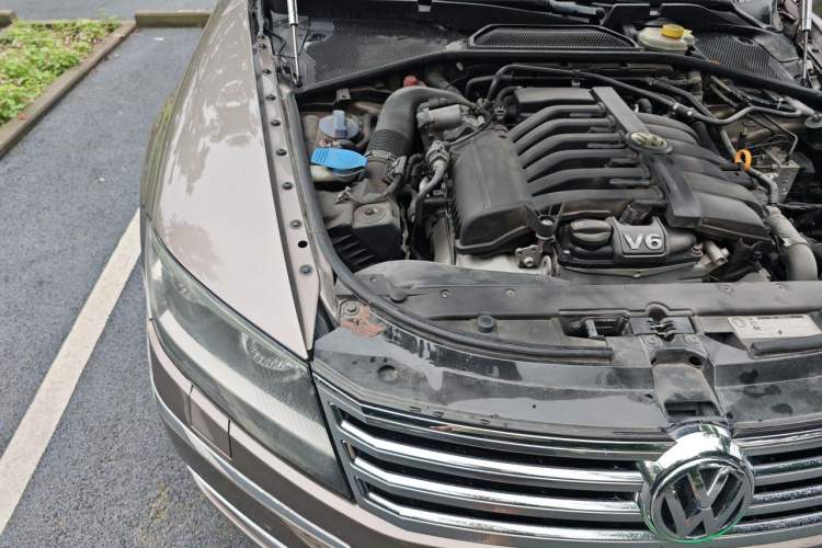 Used Volkswagen Phaeton 2012 3.0L Business Edition Engine Bay Right