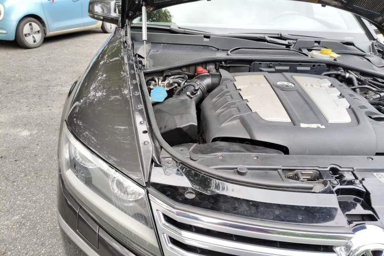 Used Volkswagen Phaeton 2012 3.0TDI Elite Custom Edition Engine Bay Right