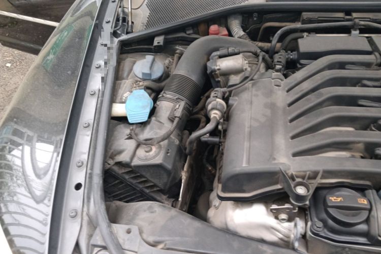 Used Volkswagen Phaeton 2012 3.0L Elite Custom Edition Engine Bay Right