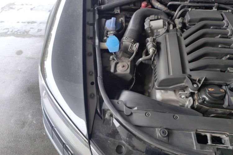 Used Volkswagen Phaeton 2012 3.0L Business Edition Engine Bay Right