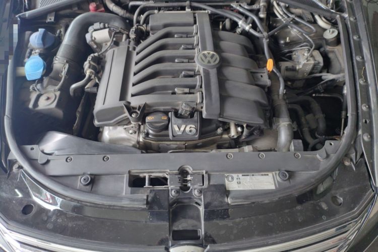 Used Volkswagen Phaeton 2012 3.0L Business Edition Engine Bay