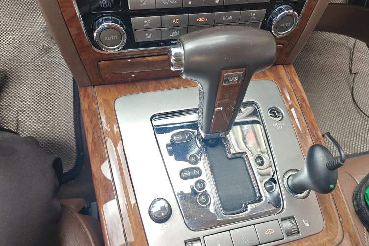 Used Volkswagen Phaeton 2012 3.0L Business Edition Gear Lever
