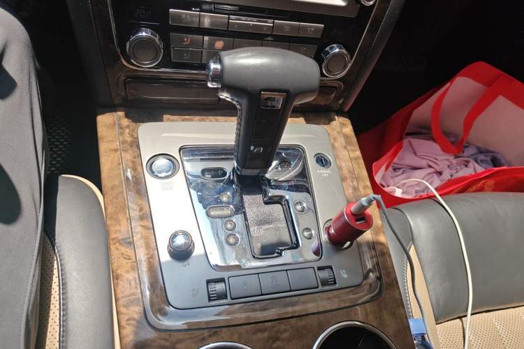 Used Volkswagen Phaeton 2012 3.6L Deluxe Custom Edition Gear Lever