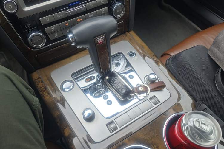 Used Volkswagen Phaeton 2012 3.6L Deluxe Custom Edition Gear Lever