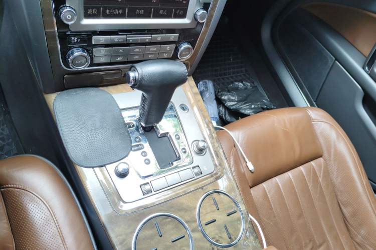 Used Volkswagen Phaeton 2012 3.0TDI Elite Custom Edition Gear Lever