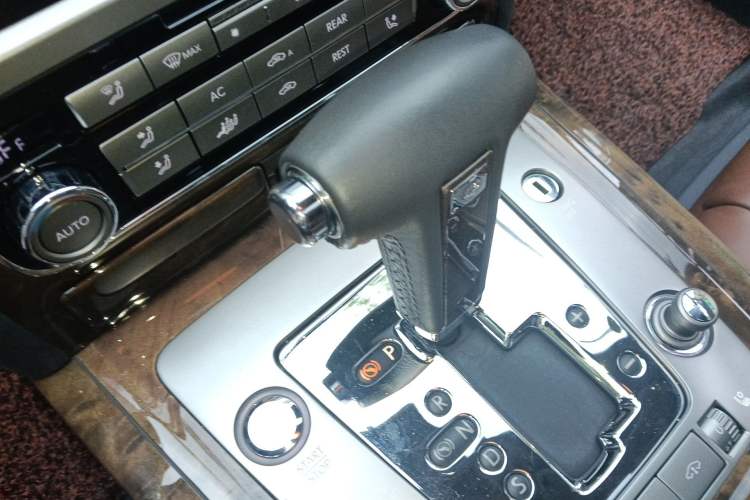 Used Volkswagen Phaeton 2012 3.0L Elite Custom Edition Gear Lever
