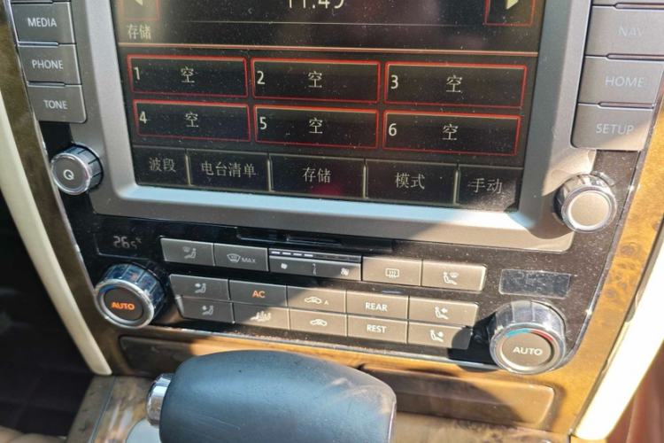 Used Volkswagen Phaeton 2012 3.6L Deluxe Custom Edition Interior 5
