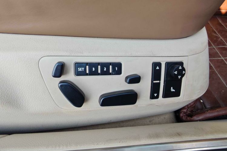 Used Volkswagen Phaeton 2012 3.6L Deluxe Custom Edition Interior 8
