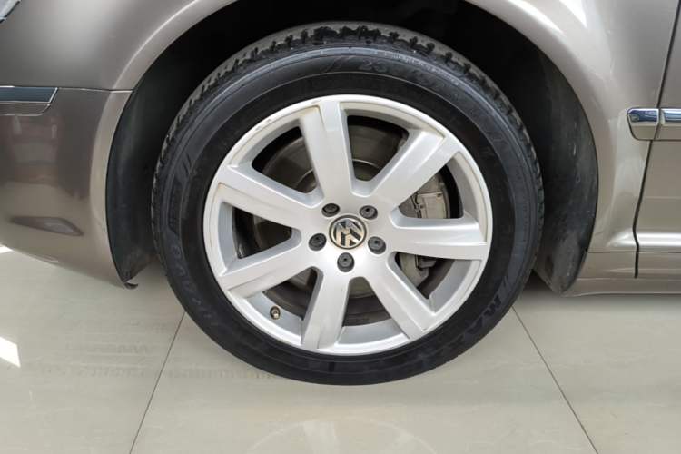 Used Volkswagen Phaeton 2012 3.0L Executive Version Left Front Wheel Hub