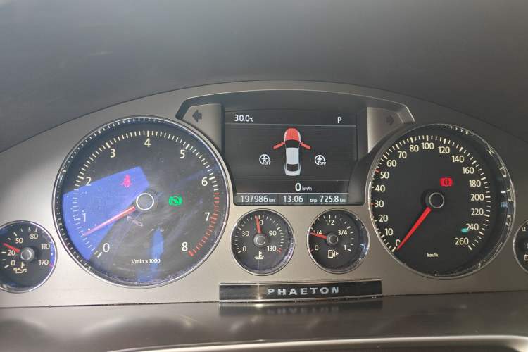 Used Volkswagen Phaeton 2012 3.0L Business Edition Odometer Close Up