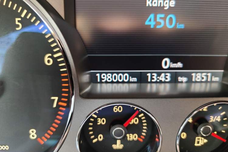 Used Volkswagen Phaeton 2012 3.6L Deluxe Custom Edition Odometer Close Up