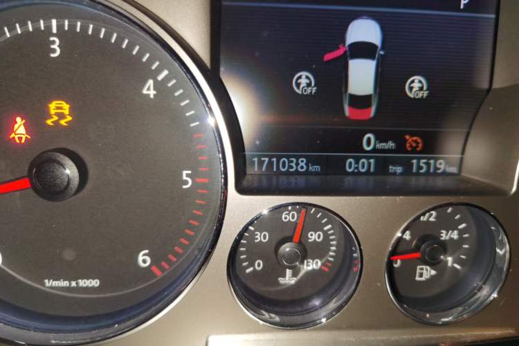 Used Volkswagen Phaeton 2012 3.0TDI Executive Version Odometer Close Up