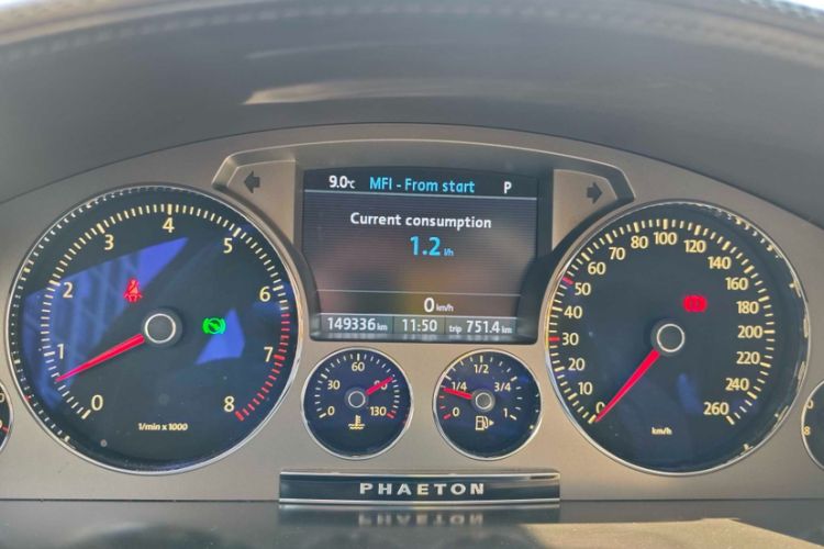 Used Volkswagen Phaeton 2012 3.6L Deluxe Custom Edition Odometer Close Up