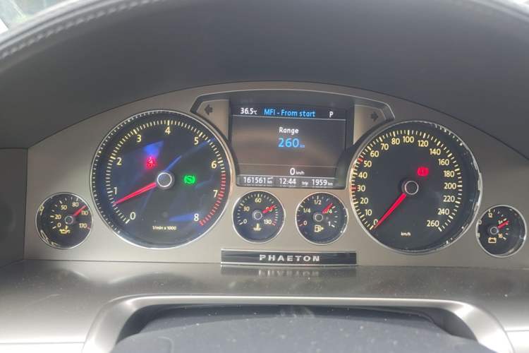 Used Volkswagen Phaeton 2012 3.6L Deluxe Custom Edition Odometer Close Up