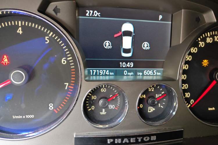 Used Volkswagen Phaeton 2012 3.0L Business Edition Odometer Close Up
