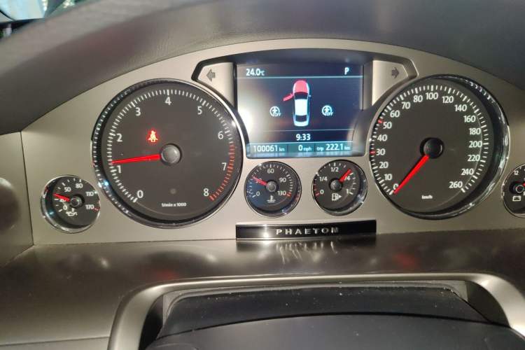 Used Volkswagen Phaeton 2012 3.0L Business Edition Odometer Close Up