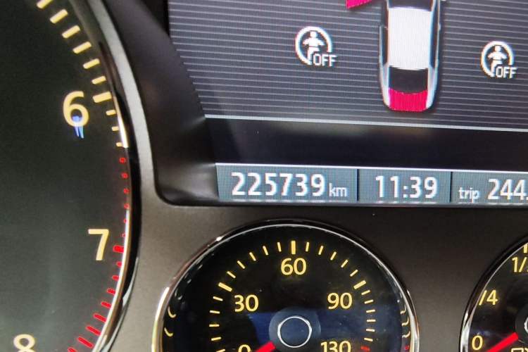 Used Volkswagen Phaeton 2012 3.0L Business Edition Odometer Close Up