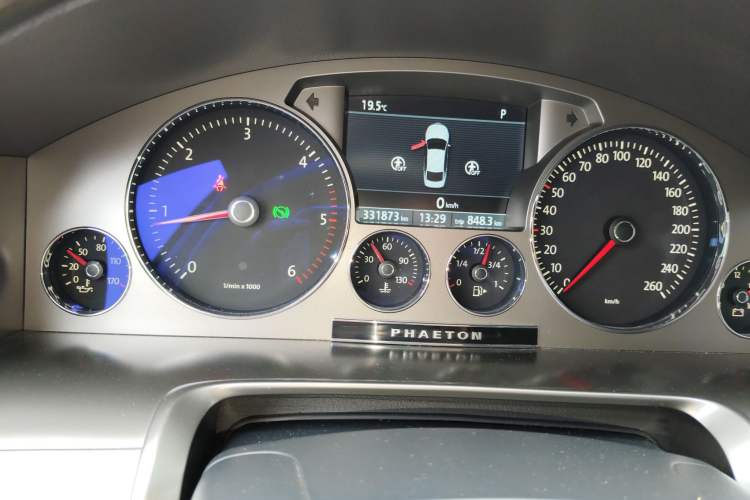 Used Volkswagen Phaeton 2012 3.0TDI Elite Custom Edition Odometer Close Up