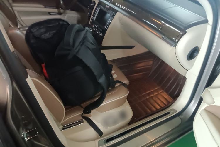 Used Volkswagen Phaeton 2012 3.6L Deluxe Custom Edition Right Front Seat