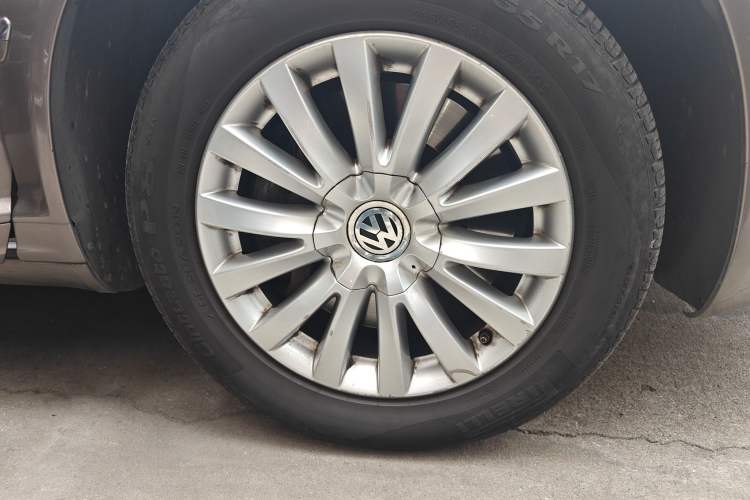 Used Volkswagen Phaeton 2012 3.0L Business Edition Right Front Wheel Hub