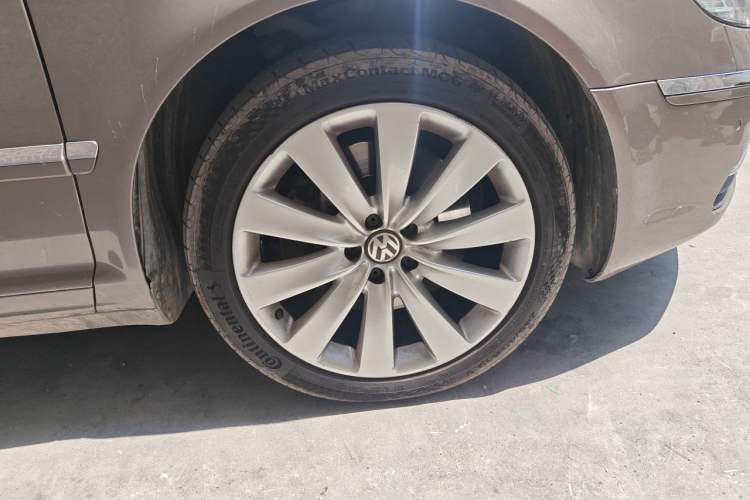 Used Volkswagen Phaeton 2012 3.6L Deluxe Custom Edition Right Front Wheel Hub