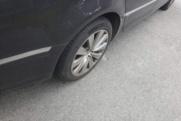 Used Volkswagen Phaeton 2012 3.6L Deluxe Custom Edition Right Front Wheel Hub