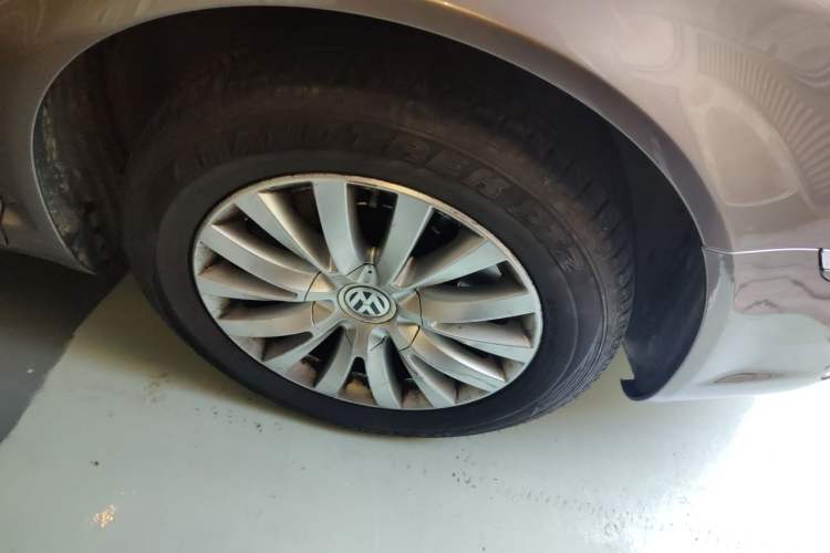 Used Volkswagen Phaeton 2012 3.0L Business Edition Right Front Wheel Hub