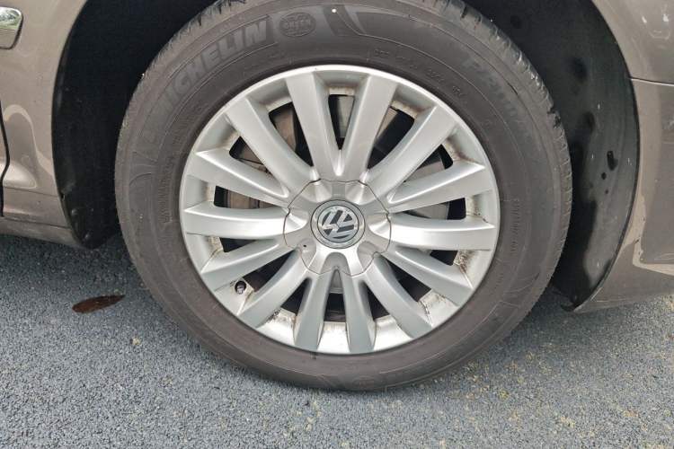 Used Volkswagen Phaeton 2012 3.0L Business Edition Right Front Wheel Hub