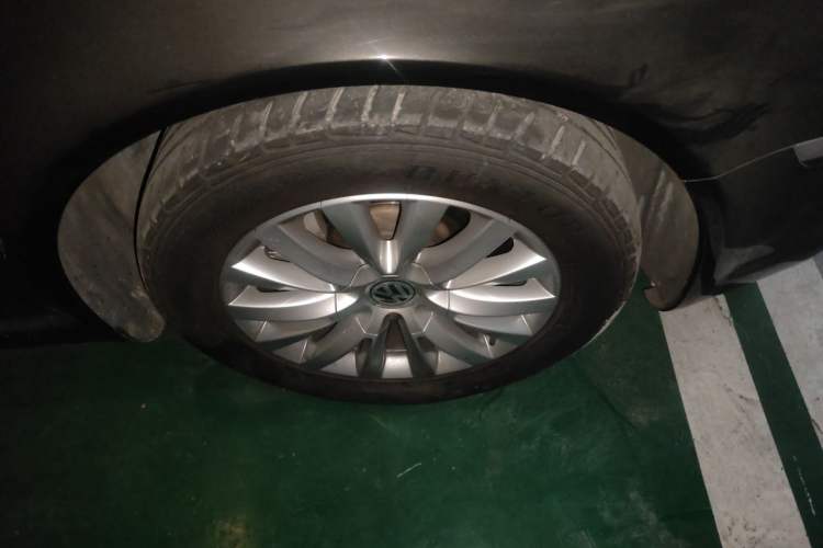 Used Volkswagen Phaeton 2012 3.0L Business Edition Right Front Wheel Hub
