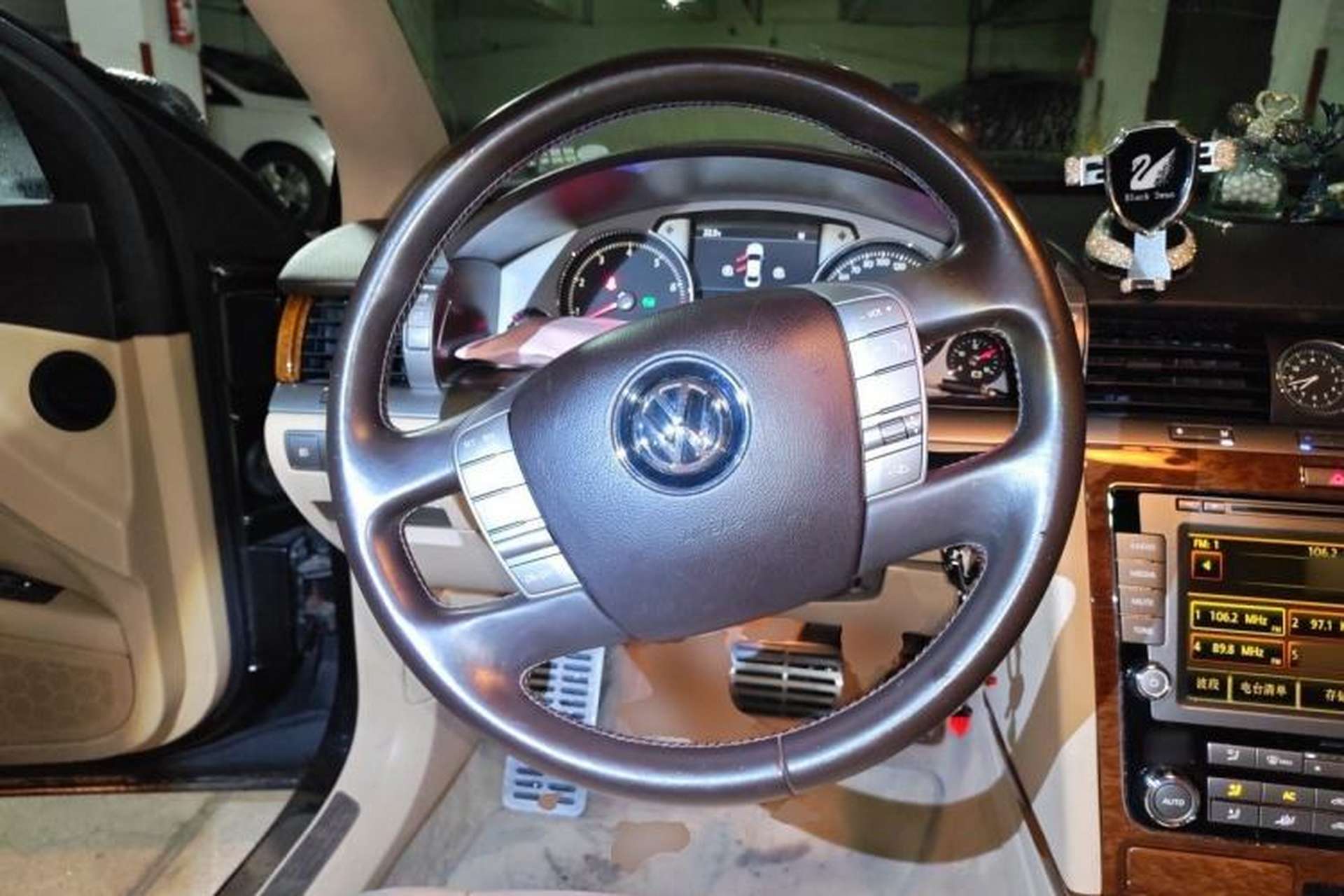 Used Volkswagen Phaeton 2012 3.0L Business Edition Steering Wheel